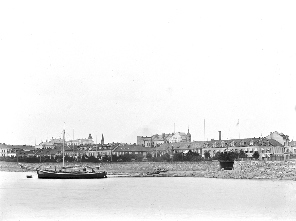 Johs. (Johannes) Johannessen, MJØSBÅT, MJØSJAKTEN VEGA, WEGA, SEILBÅT, FRAKTEBÅT, BEBYGGELSEN I STRANDGATA, HAMAR.