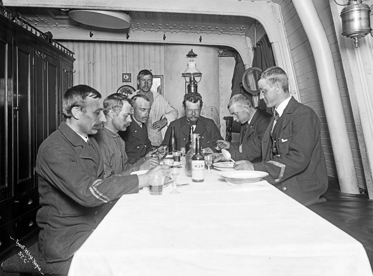 Anders Beer Wilse, Tordenskjold (b. 1897, Armstrong, Newcastle), panserskip, maskinistene spiser (Skaffing maskinistene).