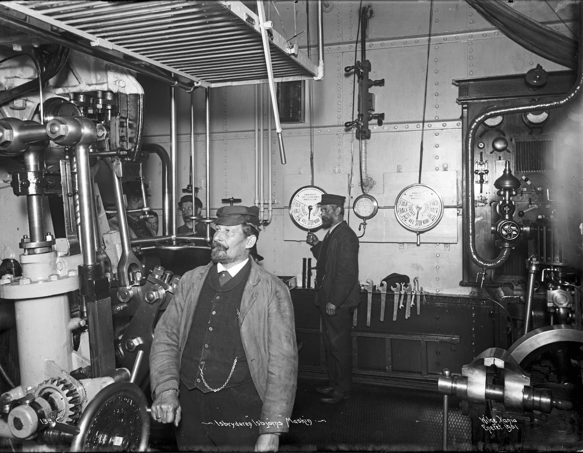 Anders Beer Wilse, D/S Isbjørn (b. 1894, Akers Mekaniske Verksted, Christiania), i maskinrommet