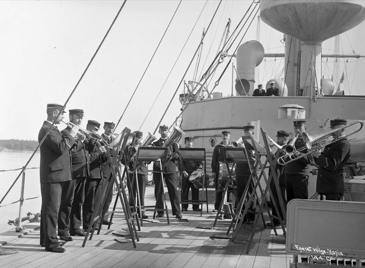 Anders Beer Wilse, Eidsvold (b. 1899, Armstrong, Newcastle), musikken på panserskipet
