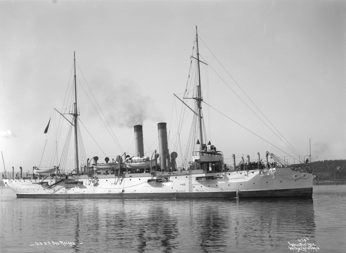 Anders Beer Wilse, Des Moines (b. 1902, Fore River Ship & Engine Co., Massachusetts) , kanonbåt i fart