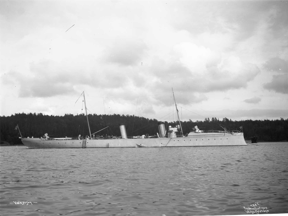 Anders Beer Wilse, Valkyrien (b. 1896, Scichau-Werke, Elbing), på havnen, bredside