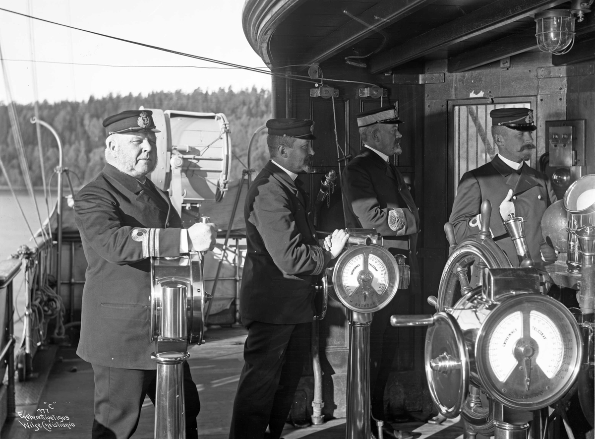 Anders Beer Wilse, Admiral Børresen og befal på Eidsvold (b. 1899, Armstrong, Newcastle)