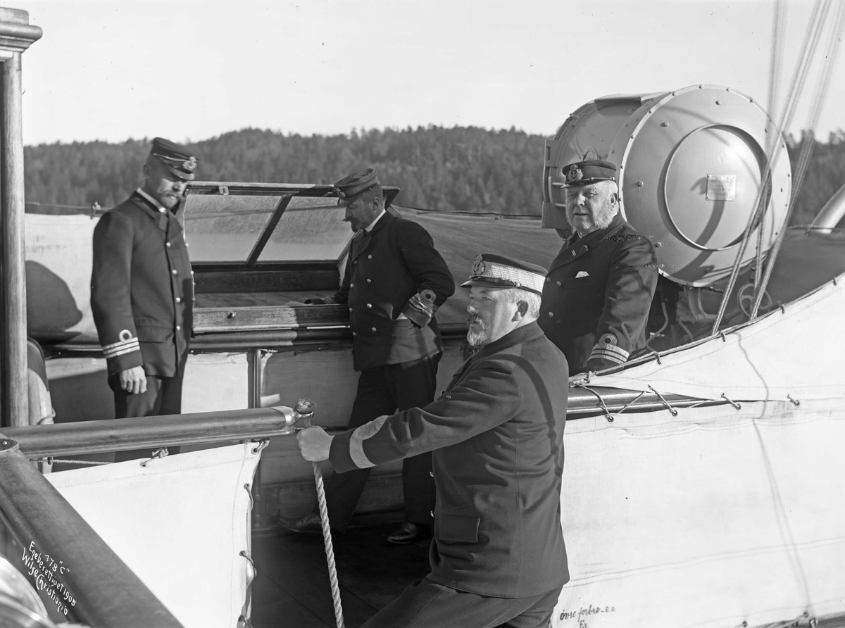 Anders Beer Wilse, Admiral Børresen og befal på Eidsvold (b. 1899, Armstrong, Newcastle)