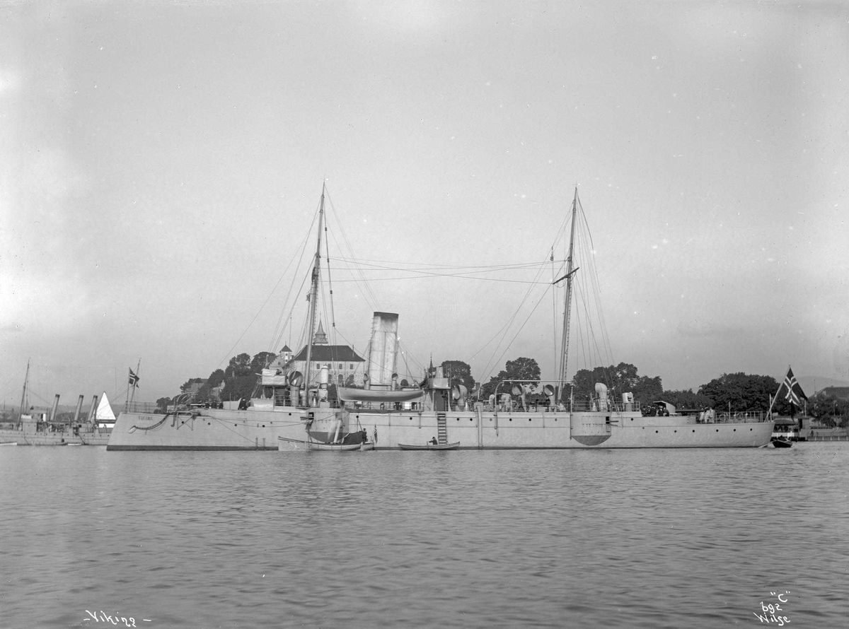 Anders Beer Wilse, Kanonbåt Viking (b. 1891, Karljohansvern Verft, Horten) med Akershus