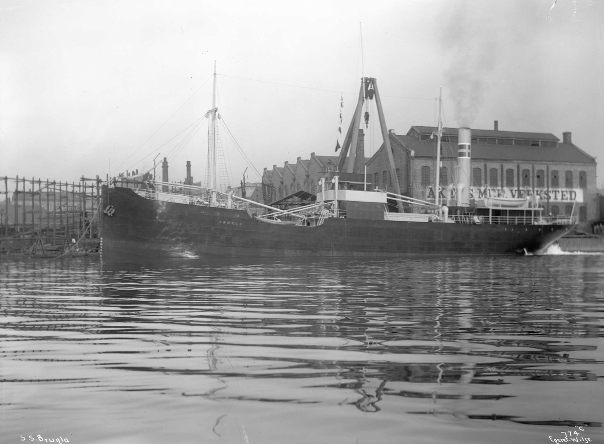 Anders Beer Wilse, D/S Brunla (b. 1909, Akers Mekaniske Verksted, Christiania), ved Akers mek. verksted