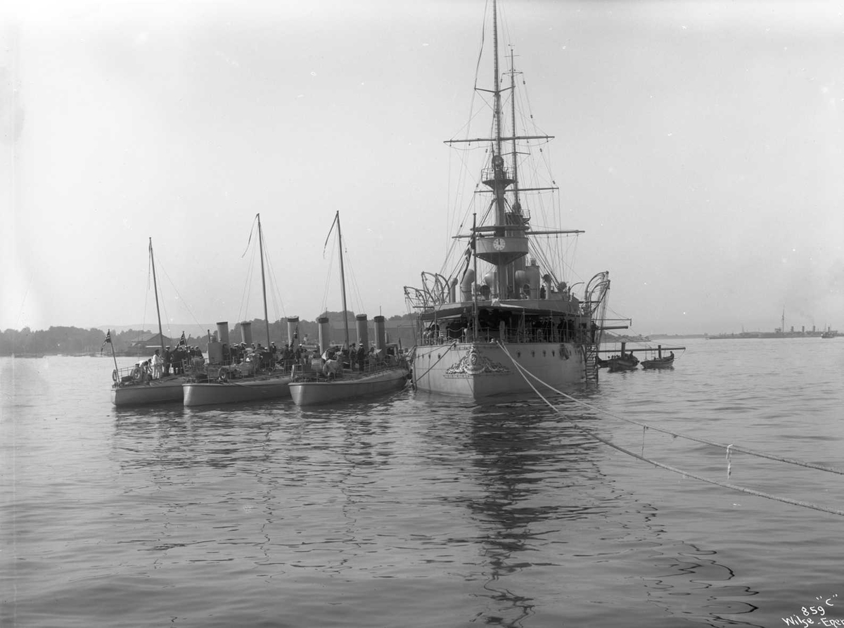Anders Beer Wilse, Norge (b. 1899, Armstrong, Newcastle), panserskip, med torpedobåter