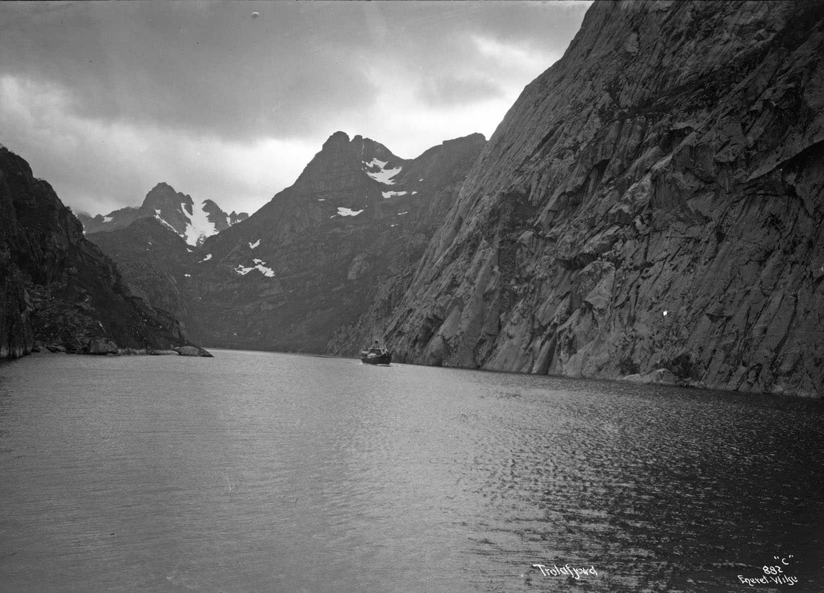 Anders Beer Wilse, D/S Røst (b. 1898, Trondhjems Mekaniske Verksted, Trondhjem), i Trollfjorden