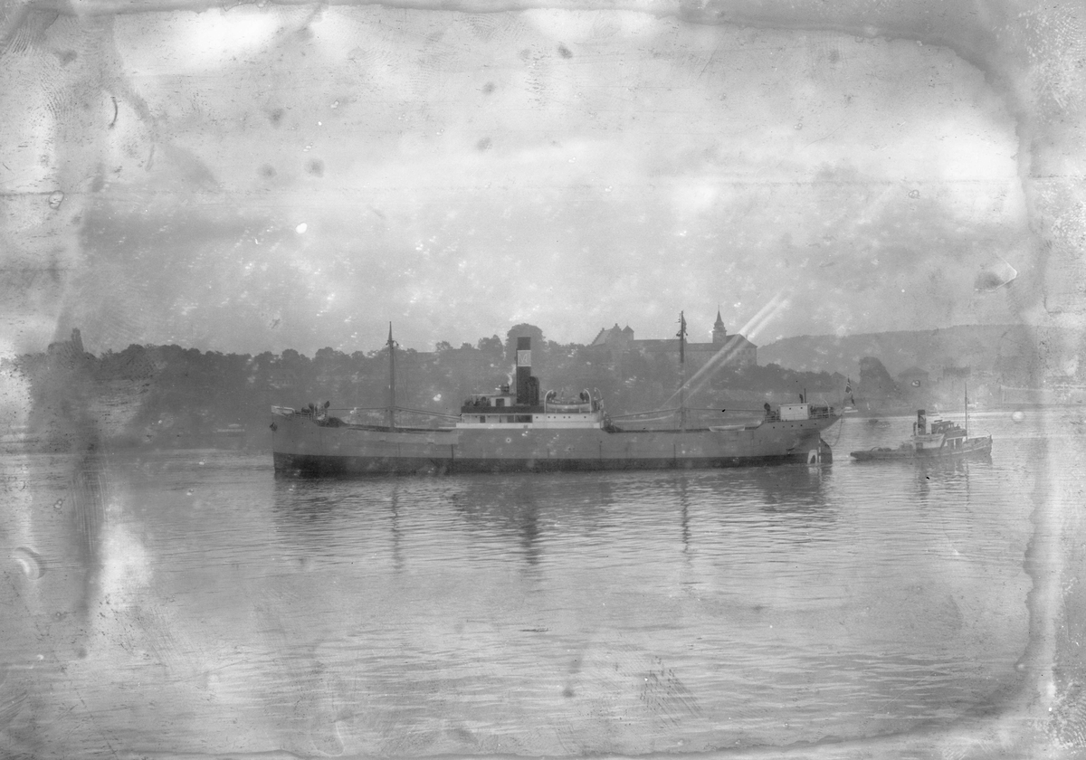 Anders Beer Wilse, D/S Hiram II (b. 1920, Akers Mekaniske Verksted, Kristiania) ved Akershus. (Av Wilse feilaktig kalt Herman II.)