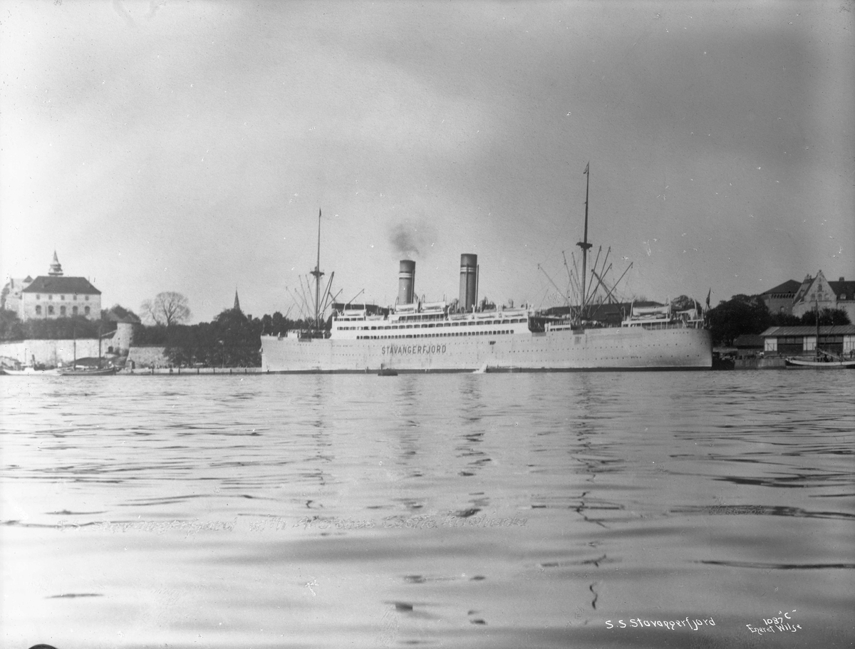 Anders Beer Wilse, D/S Stavangerfjord (b. 1918, Cammell, Laird & Co., Birkenhead), ved Akershus