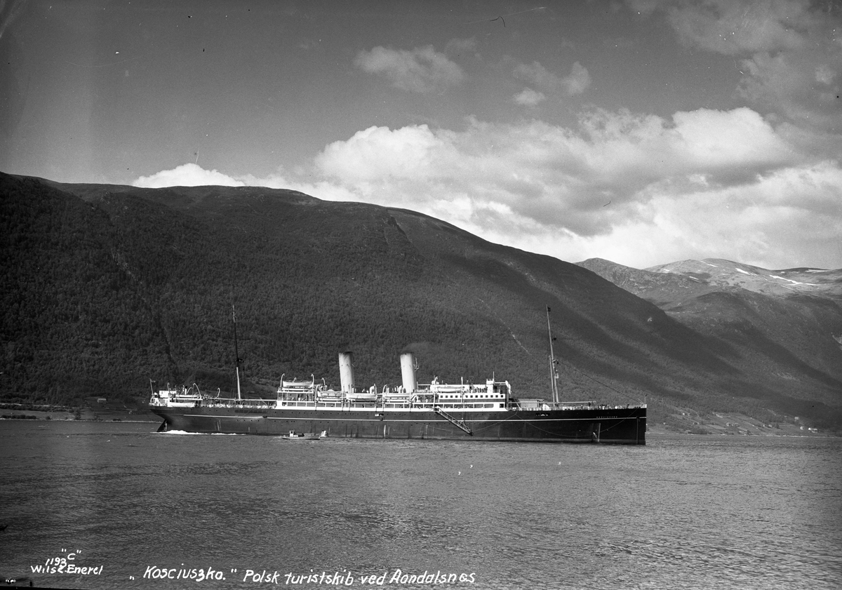Anders Beer Wilse, D/S Kosciuzko (b. 1915, Barclay, Curle & Co, Glasgow), polsk skip ved Åndalsnes