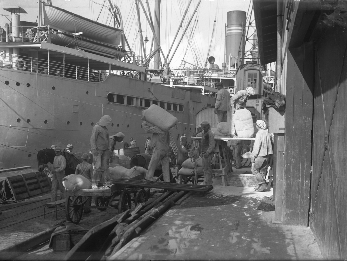 Anders Beer Wilse, Stavangerfjord (b. 1918, Cammell, Laird & Co., Birkenhead), bryggemiljø