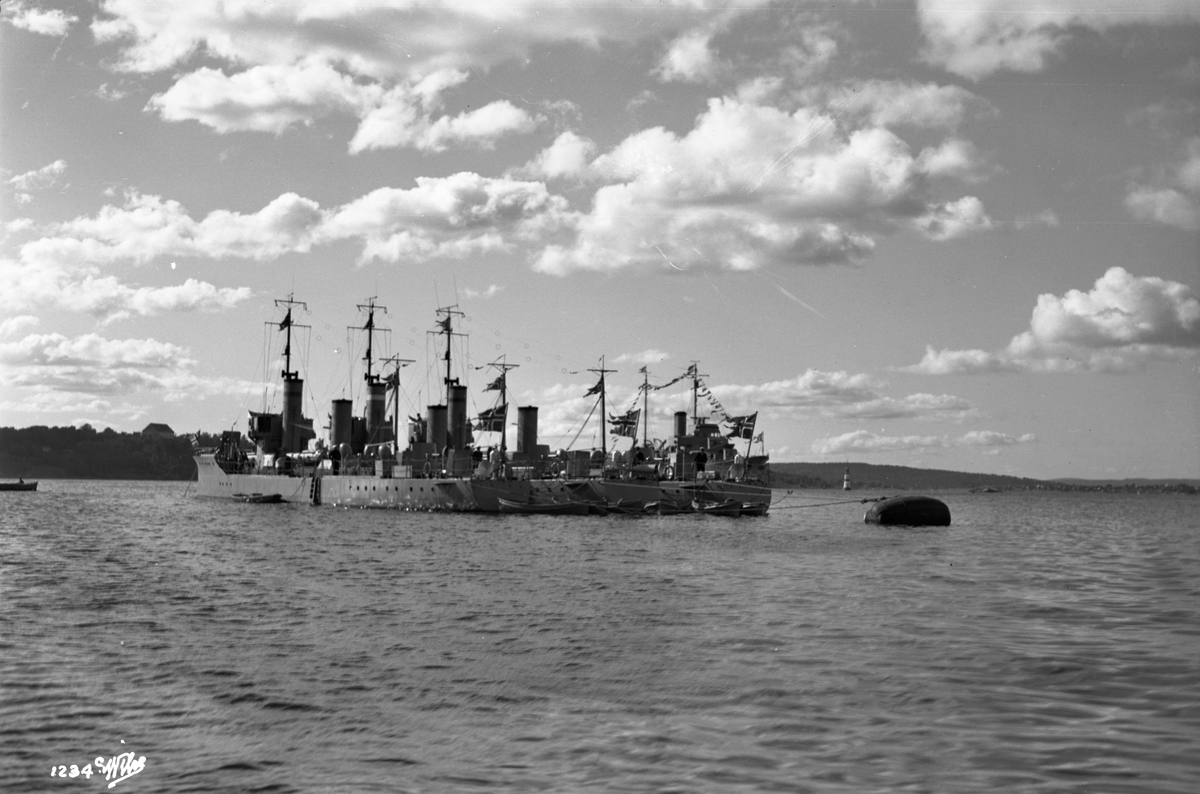 Anders Beer Wilse, Torpedobåtene 'Trygg'(b. 1920), 'Snøgg'(b. 1920) og 'Stegg' (b. 1921, Marinens Hovedverft, Horten), med mineleggeren 'Olav Tryggvason' (b. 1932, Karljohansvern verft, Horten), - i Pipervika.