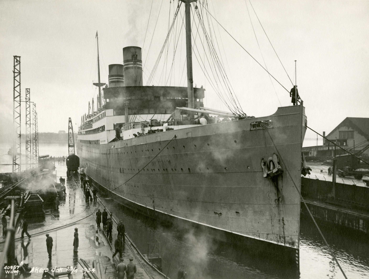 Anders Beer Wilse, D/S Stavangerfjord i dokk ved Akers mekaniske verksted 25. april 1934
