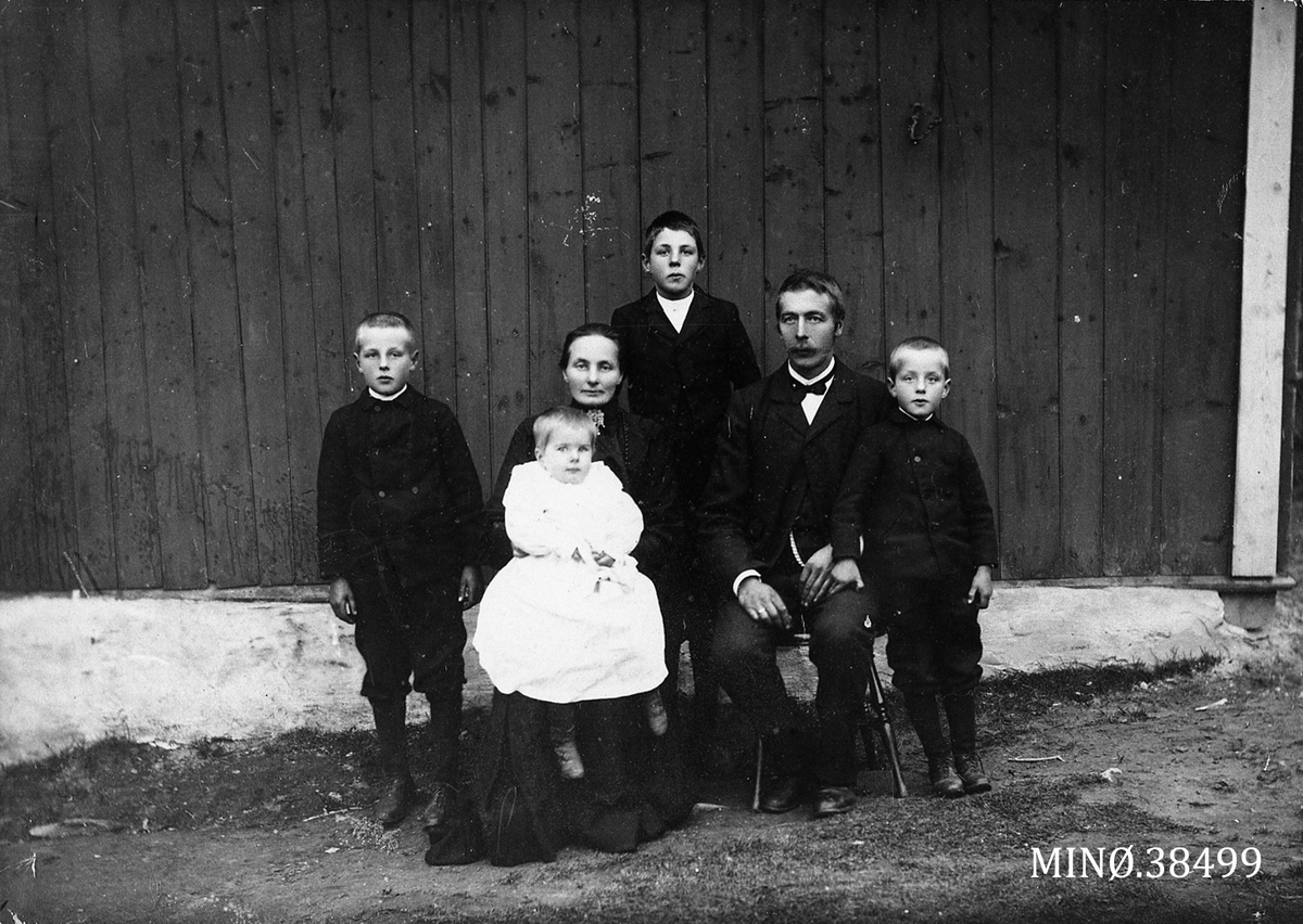 Ukjent, Familiebilde. Haldo Müller med kona Ingrid. Fra venstre: Per, Marit på fanget til Ingrid, Johannes (bak), Anders