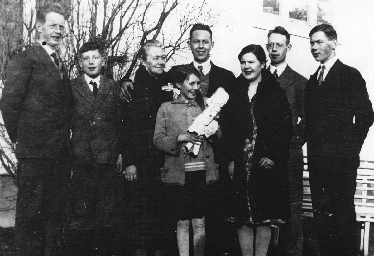 Ukjent, Familiegruppe Wangen 1931. F. v. Anton Wangen f. 1905, Alfred Wangen f. 1915, Marthe Wangen f. 1879, Sigrid Wangen, f. 1918, Ivar Wangen f. 1907, Magnhild Wangen f. 1911, Oskar Wangen f. 1903 og Olav Wangen f. 1909.