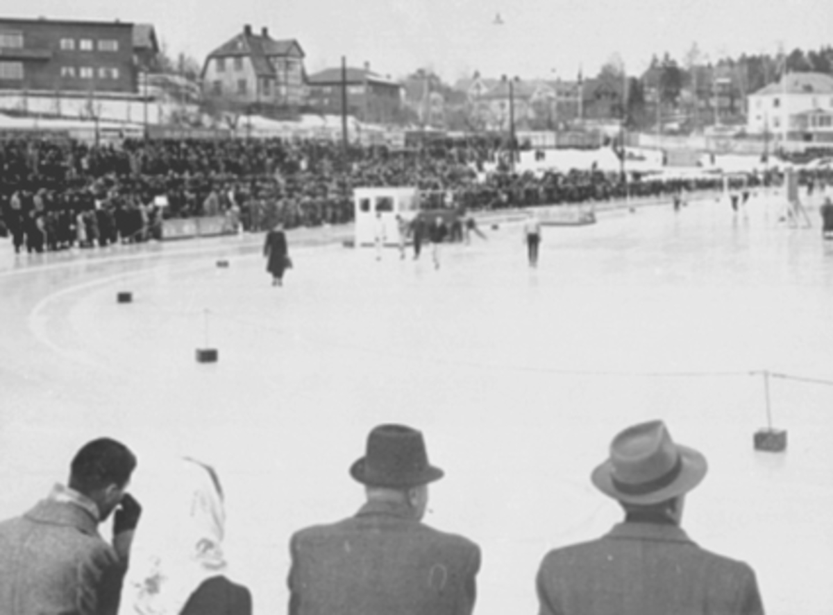 Hamar Arbeiderblad, HAMAR STADION, NM. NORGESMESTERSKAP 1951, SKØYTER, PUBLIKUM