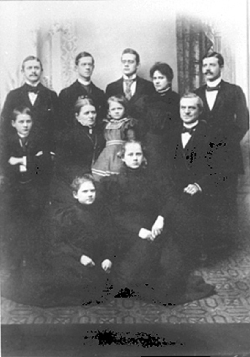 Anno Domkirkeodden, FAMILIEN FLIFLET, SORENSKRIVER NILS FLIFLET GIFT MED ALHED FØDT: AGERSBORG, BARNA: GUNVALD, HAGNY, IVAR, VILHELM, ARNE, THORLEIF, MARIE, MARGRETHE, ELISE.