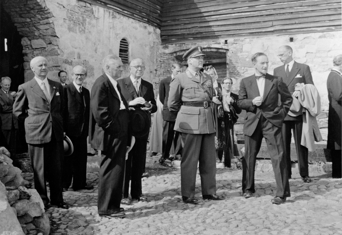 Anno Domkirkeodden, HAMARDAGEN, REKTOR STEEN, RÅDMANN PEDERSEN, STATSRÅD BERGERSEN HKH KRONPRINS OLAV, BLEKEN-NILSSEN, ORDFØRER AUDENSEN, BISKOP SCHJELDERUP. Mannen v/buegangen bak rektor Steen er prest/res. kap Kristoffer Haga.