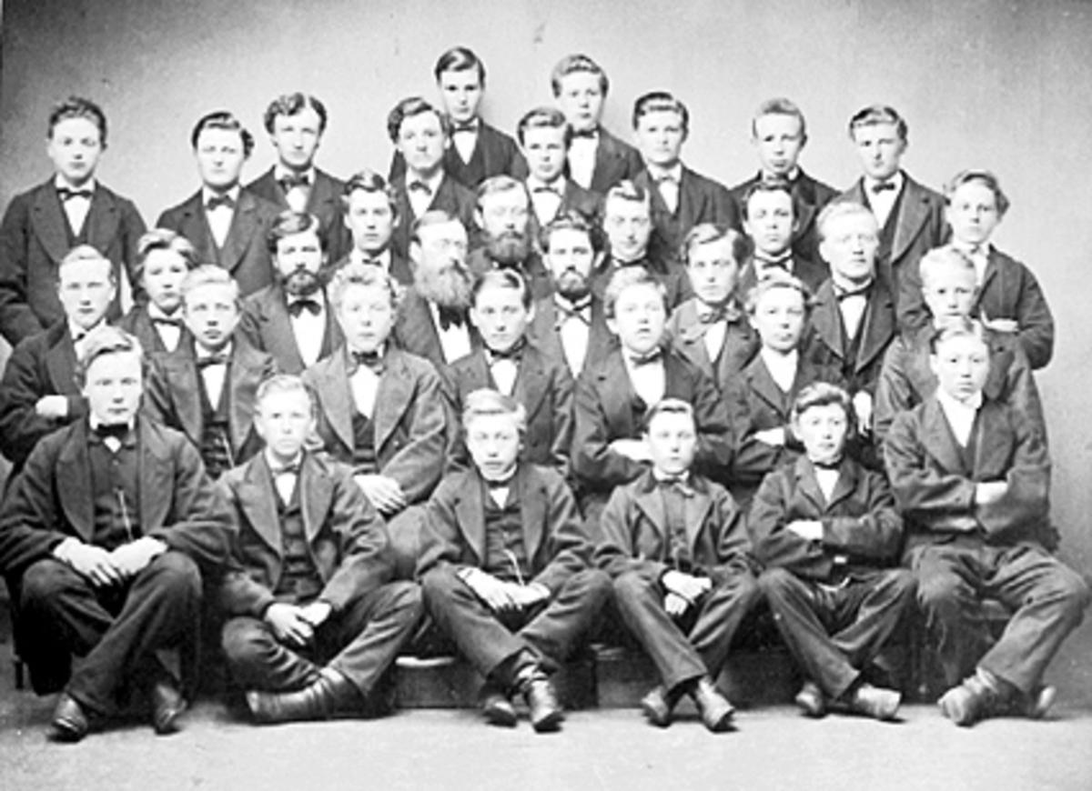Anno Domkirkeodden, Studentkull, 34 Menn, Hamar private amtskole. 1. rekke f. v: G. Stafsberg, Maurud, O. Stafsberg og Nordsveen. 2. rekke f. v: Bretten, Erichsen, Solberg, Sveen og Filset. 3. rekke f. v: lærerne Rud, Rygh, Rørholt og Stav. 4. rekke f. v: Pettersen, Kristiansen, lærerne Hornemann og Jenssen, Kylstad. …