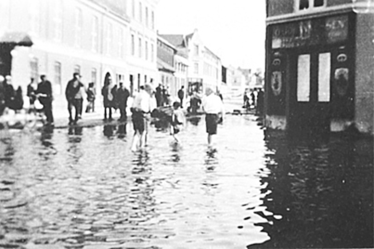 Anno Domkirkeodden, MJØSFLOM, STRANDGATA/ENGGATA. , BARN VASSER, FOLK PÅ TREFORTAU.