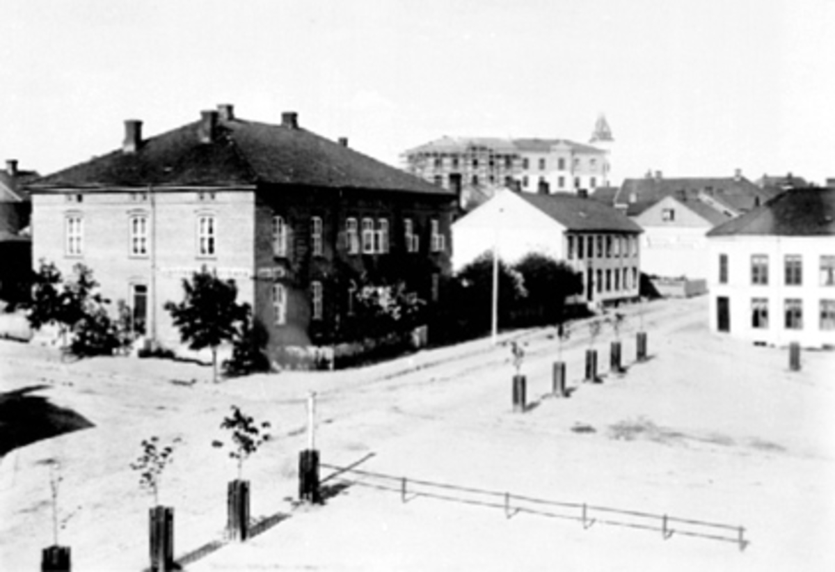 Anno Domkirkeodden, Stortorget i Hamar. Torggata, Oplandske Creditbank, Midtbyen skole. Til venstre Oplandske Creditbank, Cafe Royal. Kristian Jensen Kolonial. Midtbyen skole under påbygging. Til høyre er Oplandske Hotell.