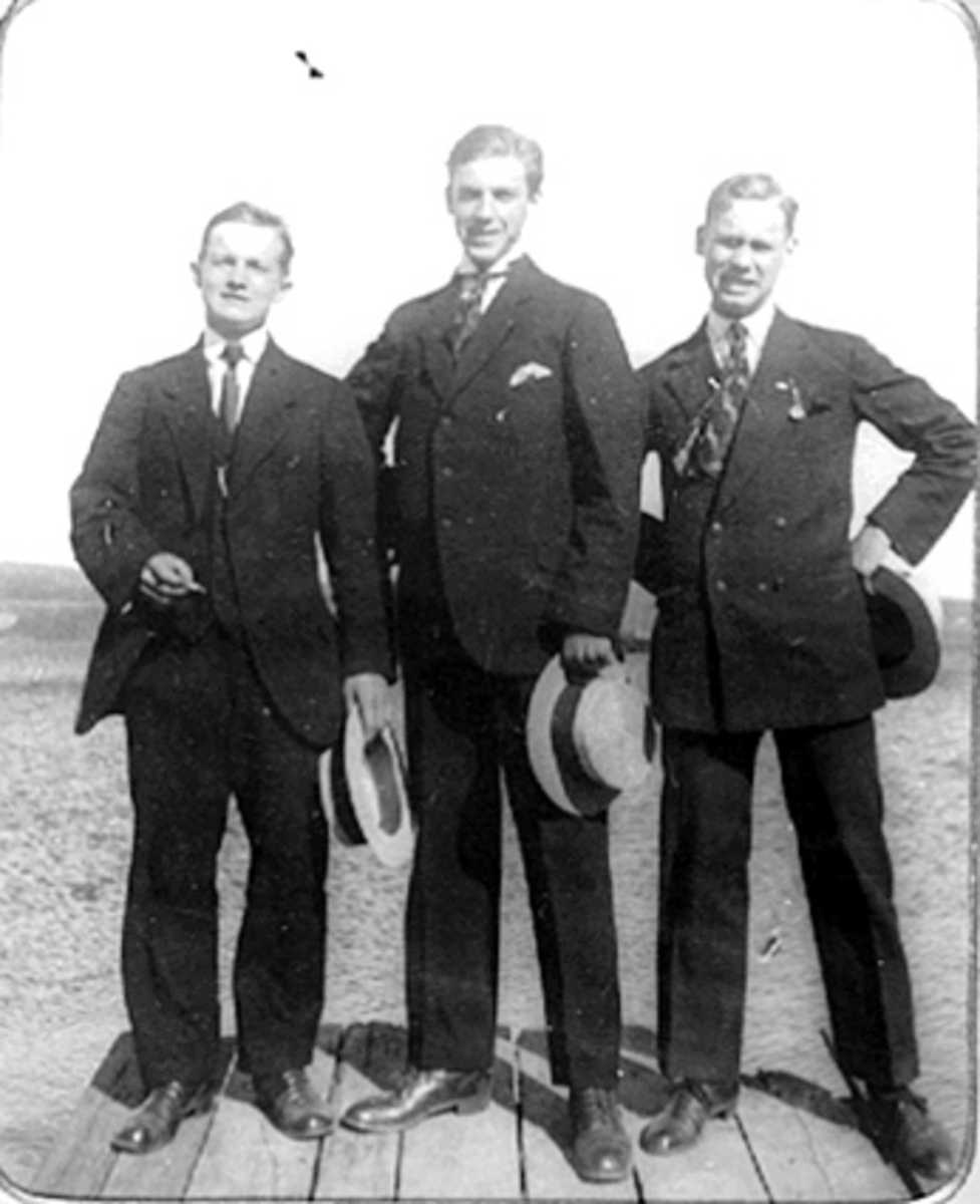Anno Domkirkeodden, GRUPPE, 3 MENN, MICAEL SØRLUND, HARALD EVENSEN, OSKAR RØNNING, PÅ BRYGGE