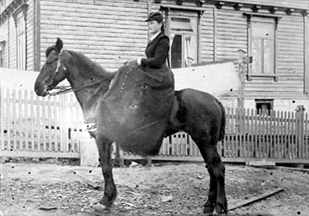 Anno Domkirkeodden, DAME TIL HEST, FRØKEN FREDRIKKE RYNNING, GIFT MED DR. WAALER