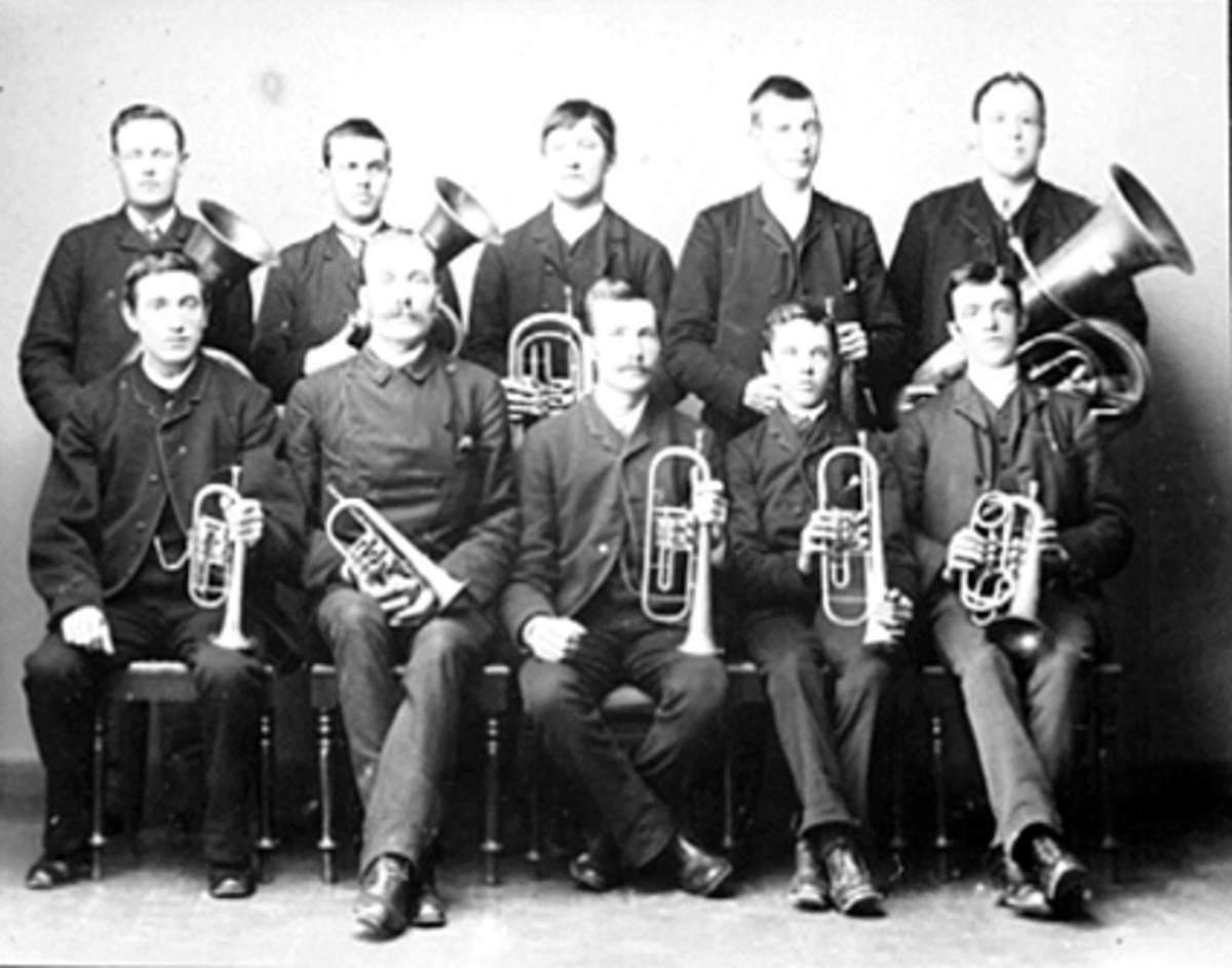 Anno Domkirkeodden, Gruppe 10 musikere med instrumenter, Musikkforening, Hollomusikken 1888. Sittende f. v: Hagbart Hollo, sekr. H. Kopperud, Hans Hansen, Nils Kristiansen, Kristian Kriatiansen. Stående f. v: O. Stensrud, Even Kristiansen, Martin Hansen, Otto Olsen, Fredrik Hansen.