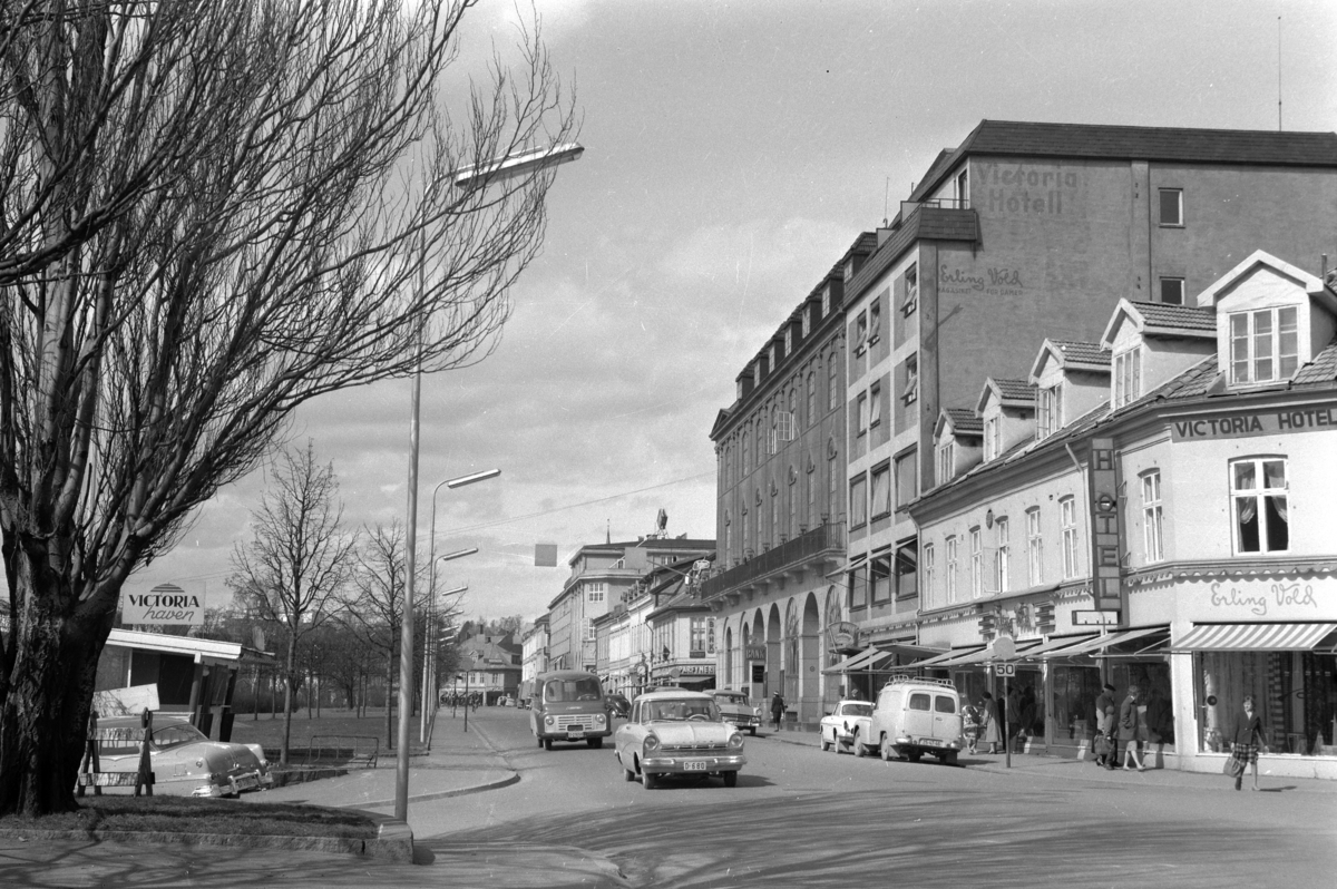 Anno Domkirkeodden, OVERSIKT STRANDGATA VED VICTORIAHAGEN, HAMAR RÅDHUS, VICTORIA HOTELL, OG ERLING VOLDS BUTIKK, NÆRMESTE BIL SANNSYNLIGVIS EN FORD 17M STANDARD, ÅRSMODELL 1958-60.