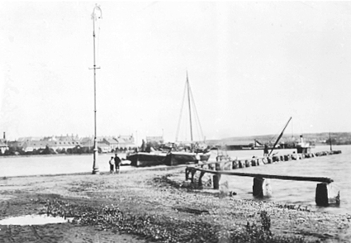 Anno Domkirkeodden, FLOM, 1910, HAMAR BRYGGE, DEN YTTERSTE AV DE 2 BÅTENE ER HAABET SOM I SIN TID VAR MJØSAS STØRSTE SEILSKUTE, NÅ HAR DEN FÅTT MOTOR. I BAKGRUNNENSEES D. S. KONG OSCAR OG D. S. HAMAR. HAMARBUKTA.