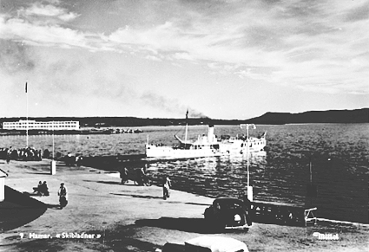 Anno Domkirkeodden, HAMAR BRYGGE, D. S. SKIBLADNER LEGGER FRA BRYGGA, HAMARBUKTA, BILER OG FOLK PÅ BRYGGA,