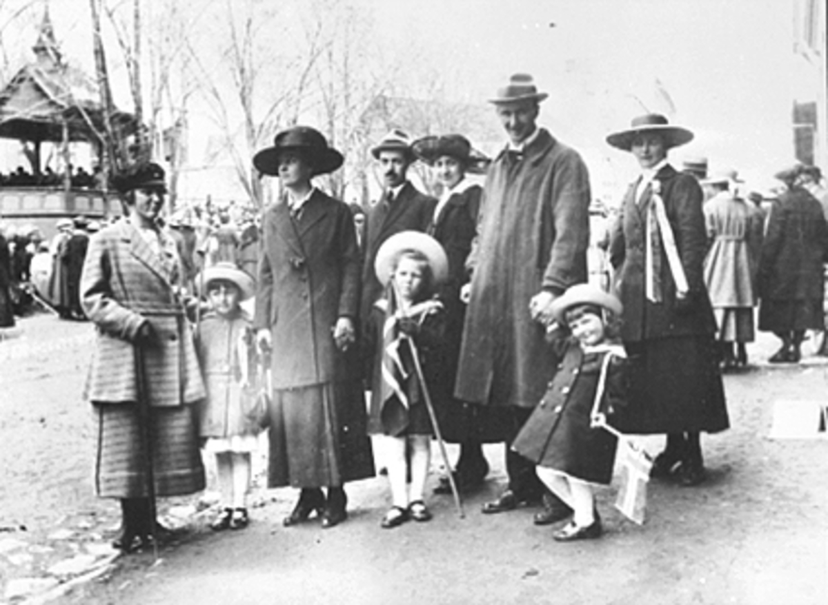 Anno Domkirkeodden, GRUPPE, BARN OG VOKSNE, 17 MAI, TRIANGELEN, KLÆR 1920,