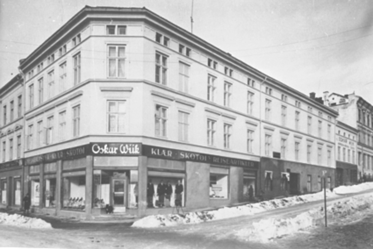 Anno Domkirkeodden, EKSTERIØR OSCAR WIIKS FORRETNING, STRANDGATA 51, SVERRESGT. UTSTILLINGSVINDU
