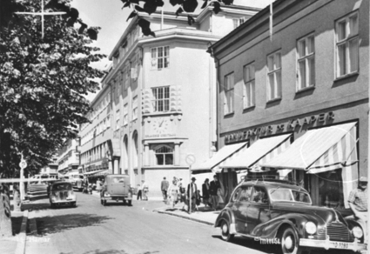 Anno Domkirkeodden, BILTRAFIKK, FOLKELIV, STRANDGATA 37, OPLANDSKE KREDITBANK, NÆRMESTE BIL ER: EMW 1952-55 MODELL (ØSTTYSK MERKE, STÅR FOR EISENACHER MOTOREN-WERKE)