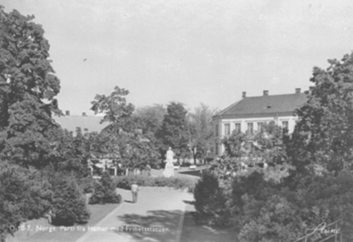 Anno Domkirkeodden, MINNESMERKE OVER DE FALNE, FRA STRANDGATEPARKEN MOT BEBYGGELSEN STRANDGATA.