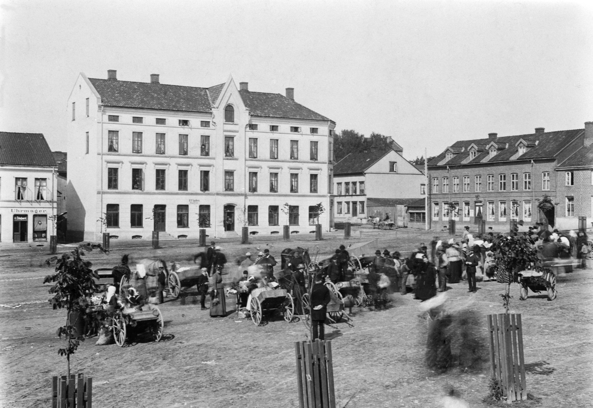 Anno Domkirkeodden, RIKT FOLKELIV PÅ STORTORGET I HAMAR, TORGHANDEL. F. V: AASGÅRDEN, RAMSETH, JØNSRUDGÅRDEN.