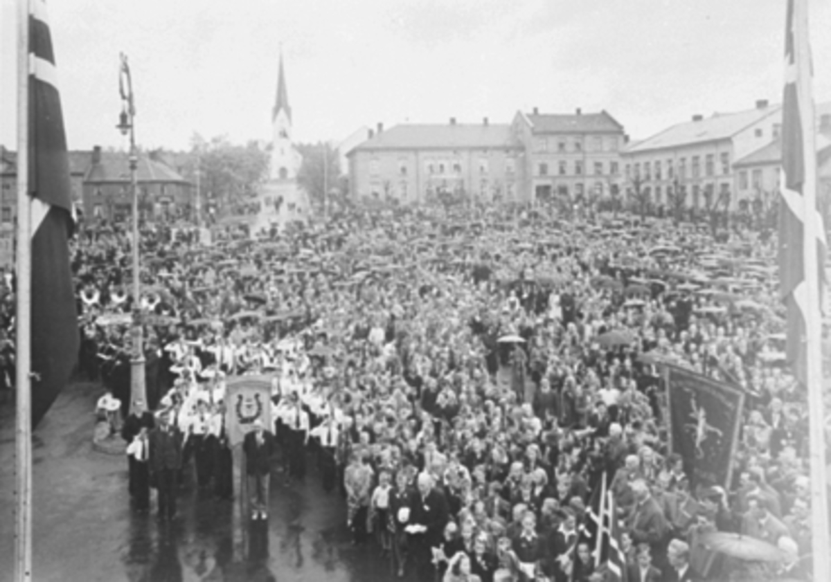 Anno Domkirkeodden, 17 MAI STORTORGET, STOR FOLKEMENGDE, BARNETOG, CAFÈ ROYAL, DOMKIRKE. Regnvær, paraplyer.