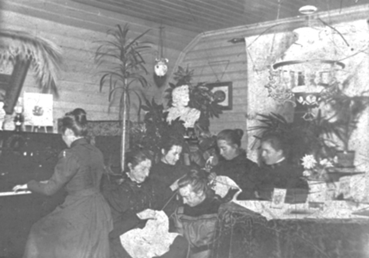 Anno Domkirkeodden, INTERIØR GRØNNEGATE 55, DAMER, BESTYRERINDEBOLIGEN, HAMAR BARNEASYL FRA VENSTRE: RAGNA SANDVIK, FRU RAMSETH, NELLA TRØFTEN, SIGRID SVENDSEN, FRK. A. TANGEN OG FRK. ANNA JENSEN.