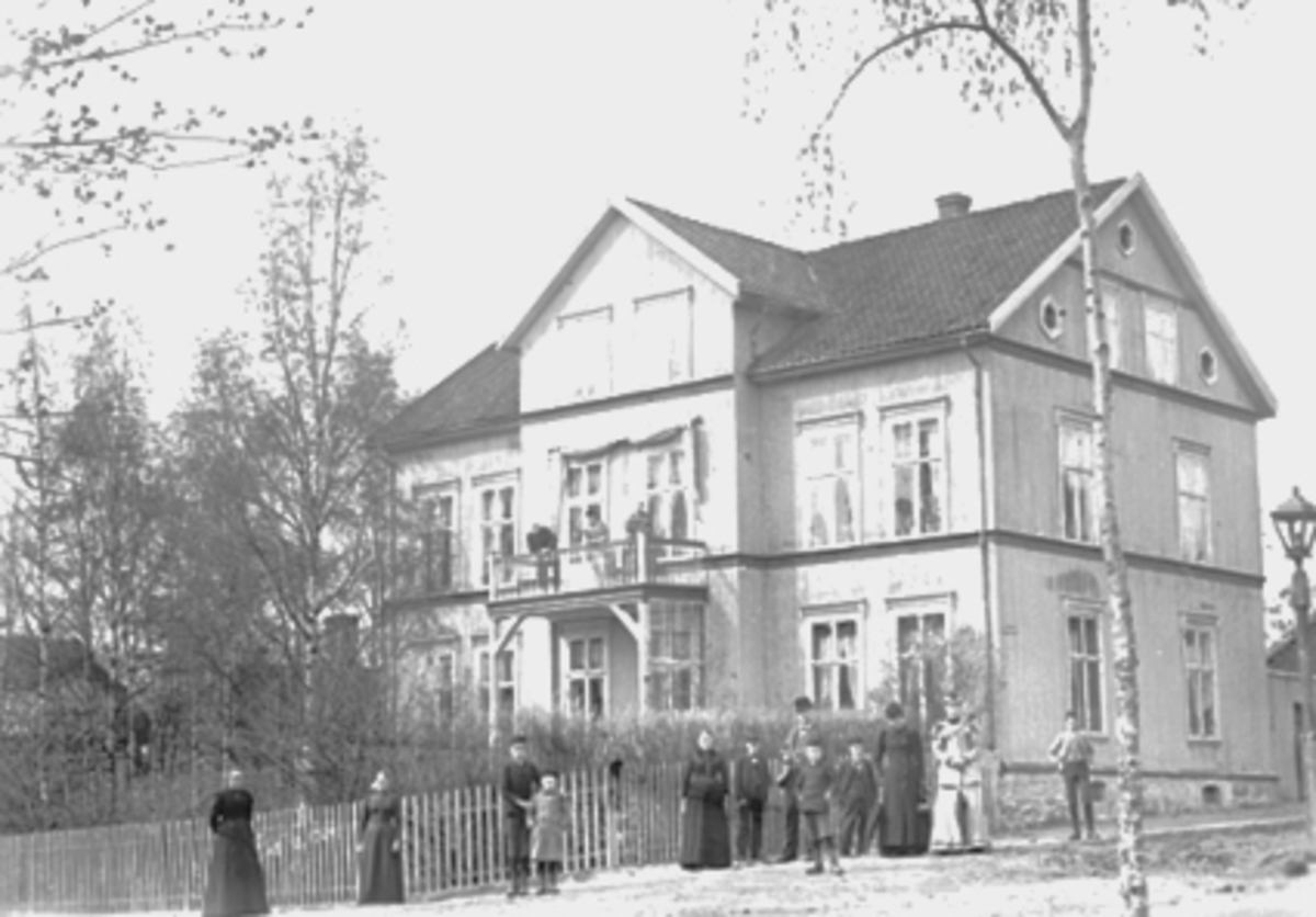 Anno Domkirkeodden, EKSTERIØR HØIENSALGATE, HØYENSALGATE 22 I HAMAR, BANKSJEF I OPLANDSKE KREDITBANK, SCHIØTZ GÅRD, JOHANNES SCHANCHE KIELLAND SCHIØTZ MED FAMILIE, FORSTMESTER BERBOM I ANNEN ETASJE MED KONE OG BARN PÅ VERANDAEN.