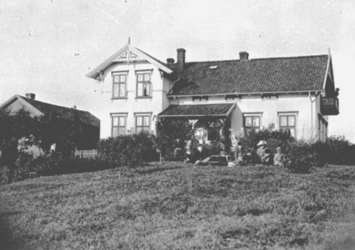 Anno Domkirkeodden, Eksteriør av materialforvalter Negaards hus i Parkgata 42. Folk i hagen. Materialforvalter Johan Negaards hus. Han levde 1843-1889. Huset ble bygd til ekteparet av hans svigerfar Torkild Lømo (1854-1951). Johans kone Maren (1854-1951) bodde deretter her med 7 barn, men hun flyttet senere opp på kvi…