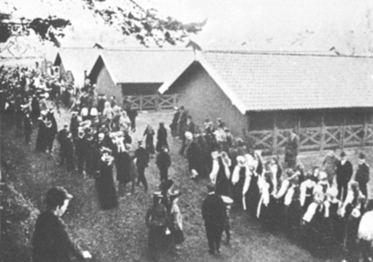 Anno Domkirkeodden, OPPTOG, UTSTILLINGSPLASSEN 1904, STALLER, FESTKLEDDE FOLK