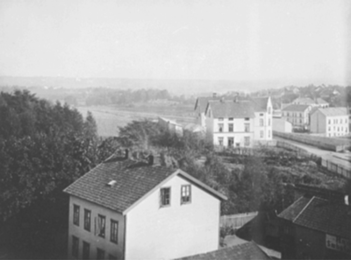 Anno Domkirkeodden, Hamar såpefabrikk i forgrunnen. Utsikt mot Sverresgate, Vangsvegen. Østregate 2/Høgsnesgården, Wiebergården, Grundtsgård.