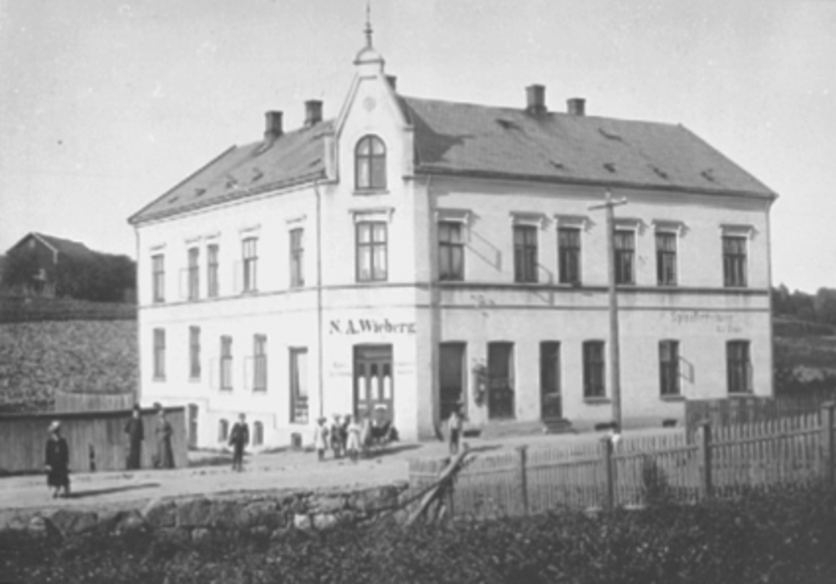 Anno Domkirkeodden, Eksteriør Wieberggården, Vangsvegen 62, krysset Vangsvegen, St. Olavsgate, bygård, barn og voksne i forgrunnen.