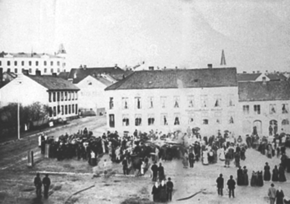 Anno Domkirkeodden, STOR FOLKEMENGDE PÅ STORTORGET, OPLANDSKE HOTEL, STALLGÅRDEN, MIDTBYEN SKOLE