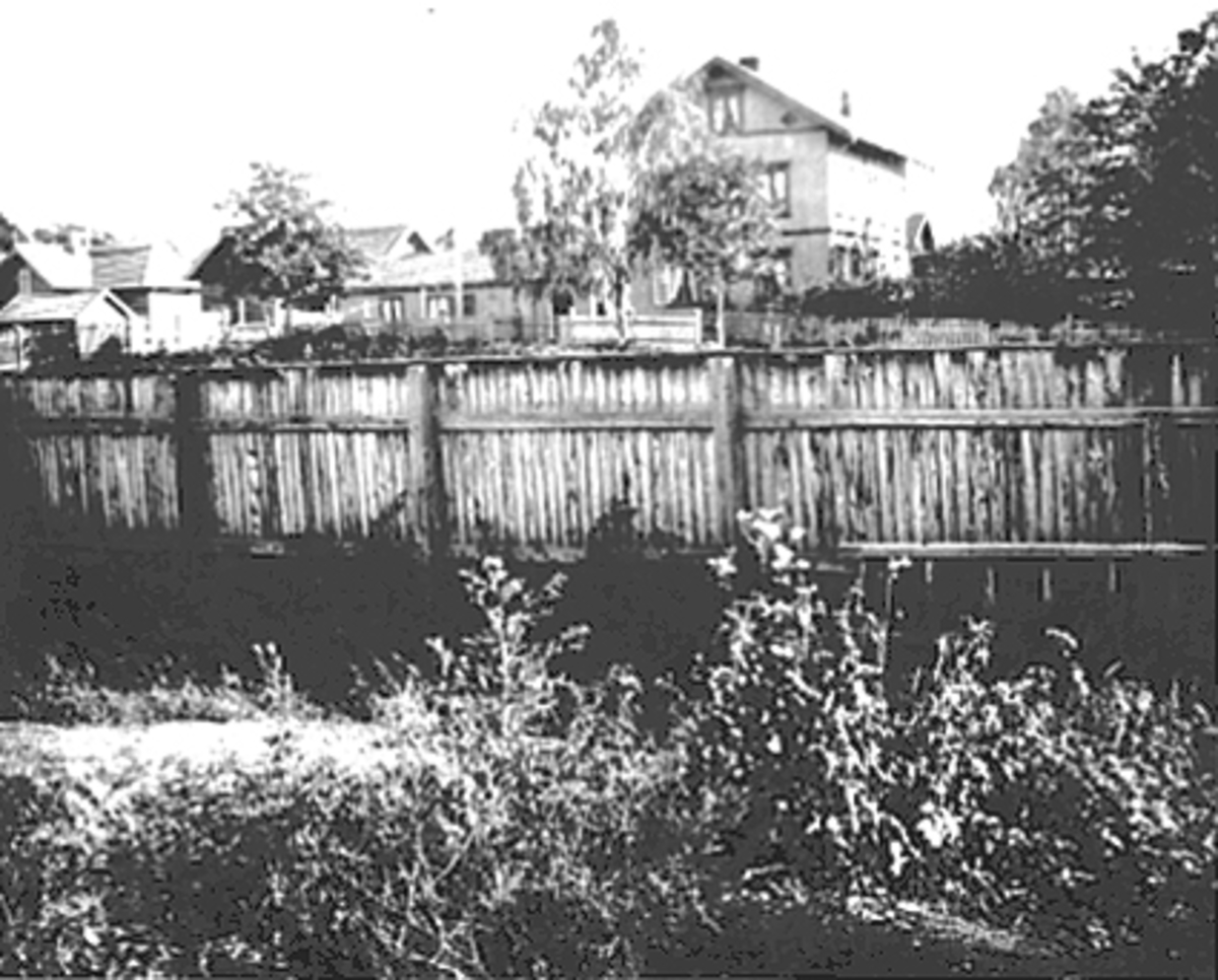 Anno Domkirkeodden, ST. OLAVSGATE/VANGSVEGEN, TOMTEN TIL BAPTISTKIRKEN BAK TREGJERDET