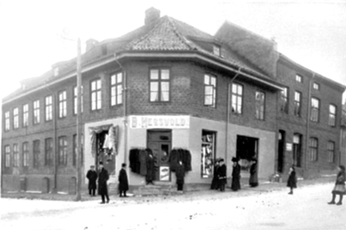 Anno Domkirkeodden, EKSTERIØR B. HEGSVOLDS FORRETNING, STORHAMARGATA/MORTERUDSGATE.