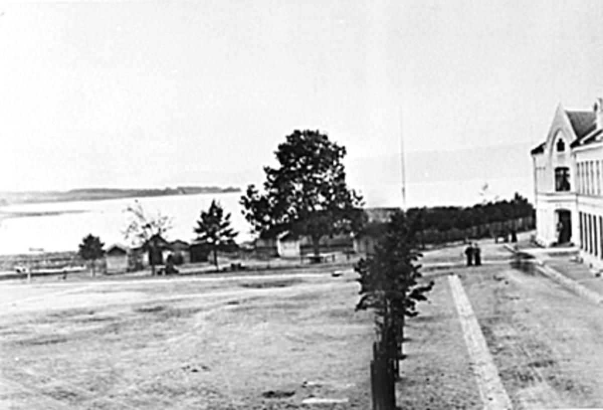 Anno Domkirkeodden, Oversikt Stortorget med salgsboder nederst. Fri utsikt mot Mjøsa og brygga. M.Murstads forretning på hjørnet Storhamargata/Skappelsgate.