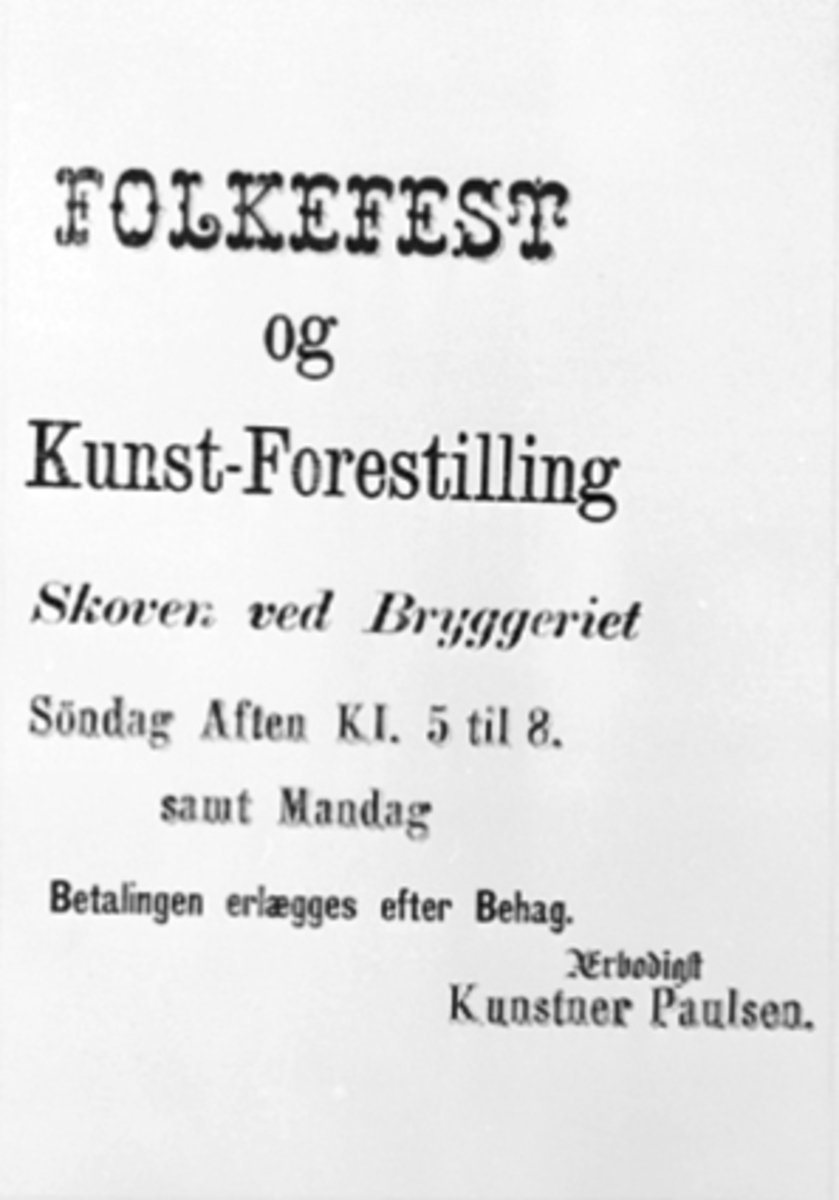 Anno Domkirkeodden, PLAKAT, TEKST: FOKEFEST OG KUNST-FORESTILLING, SKOVEN VED BRYGGERIET, SØNDAG AFTEN KL. 5 TIL 8. SAMT MANDAG. BETALINGEN ERLÆGGES EFTER BEHAG. ÆRBØDIGST KUNSTNER PAULSEN.
