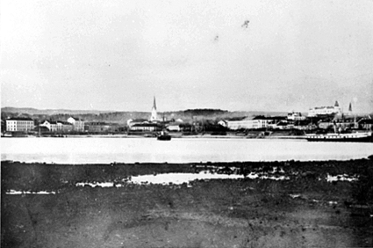 Anno Domkirkeodden, Oversikt Hamarbukta fra Tjuholmen mot jernbanebrygga. Bebyggelsen i Strandgata.